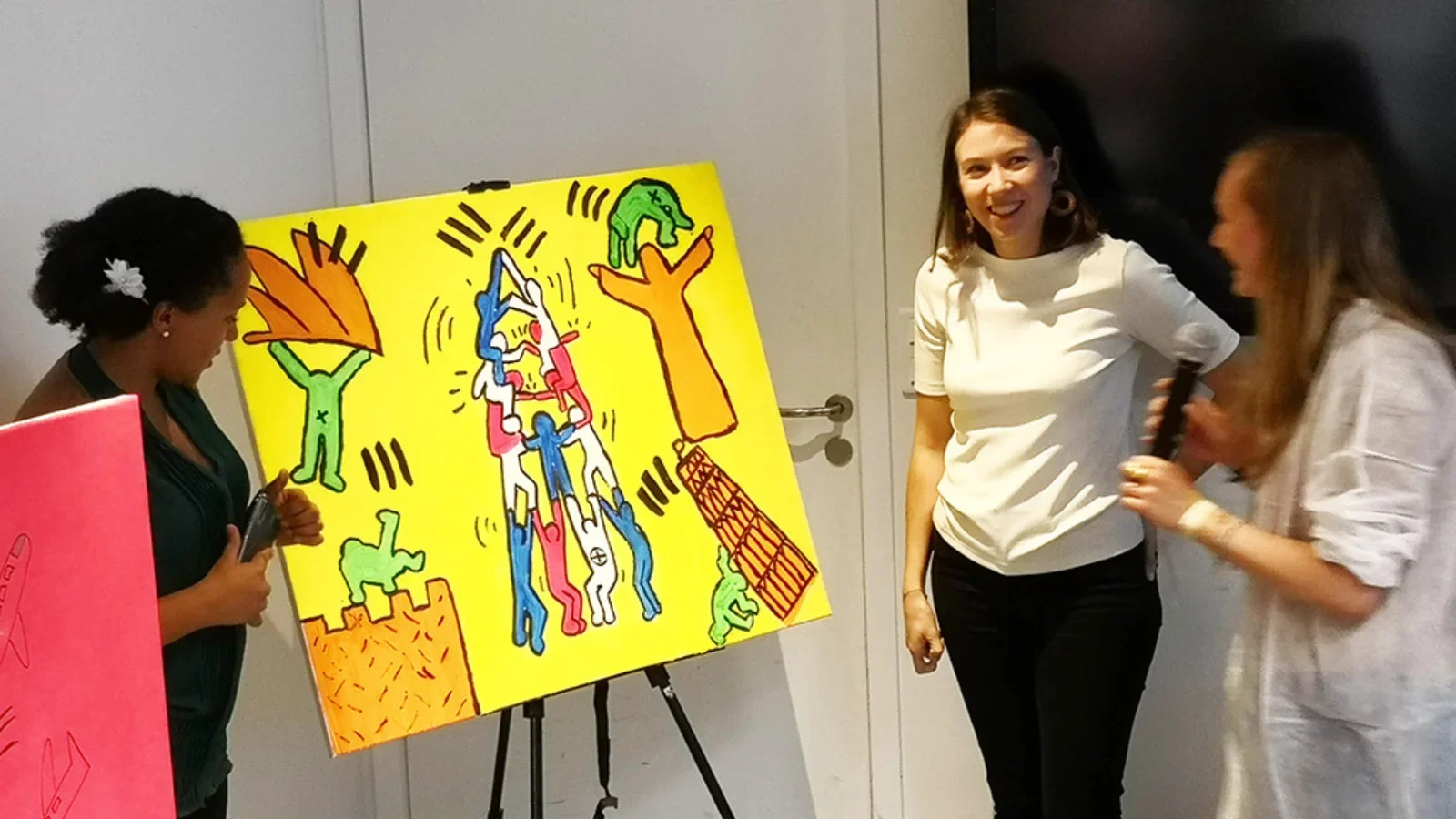 Œuvre collective colorée présentée à la fin d'un atelier de peinture en entreprise