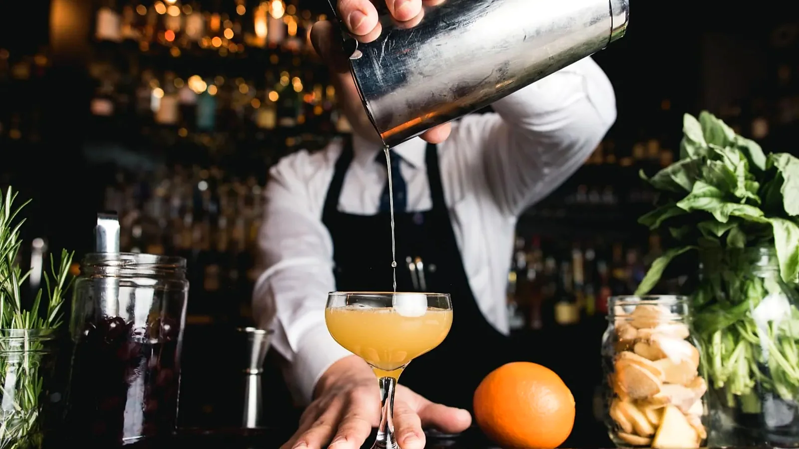 Barman préparant un cocktail lors d'une soirée d'entreprise à Paris