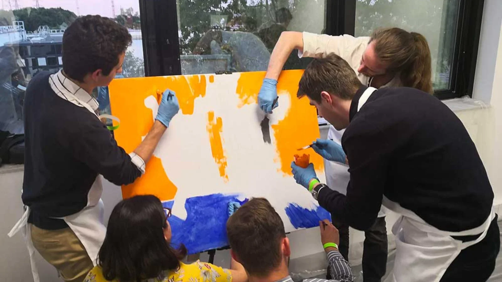 Équipe en train de peindre une fresque collective lors d'un team building artistique